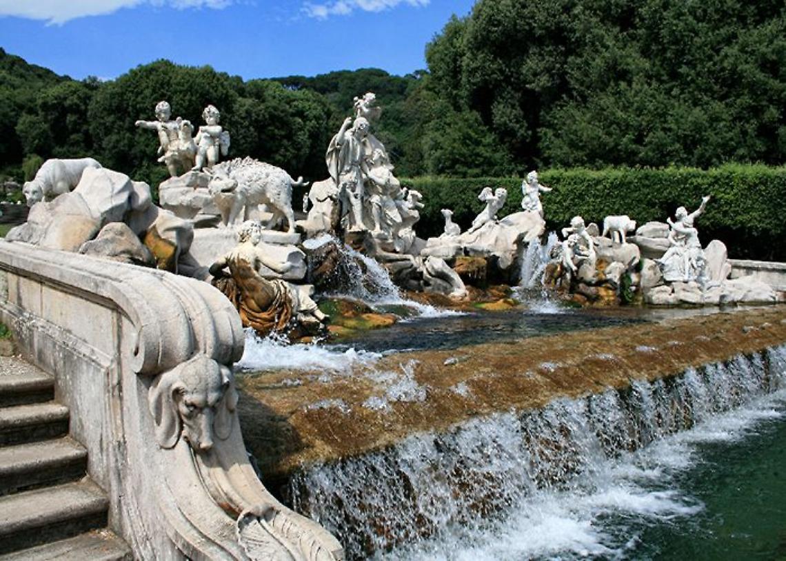 Reggia di Caserta, entra con l'auto e si tuffa nella fontana
