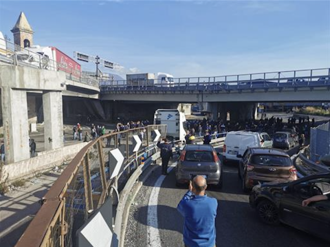 Whirlpool, lavoratori in corteo: bloccata rampa autostradale