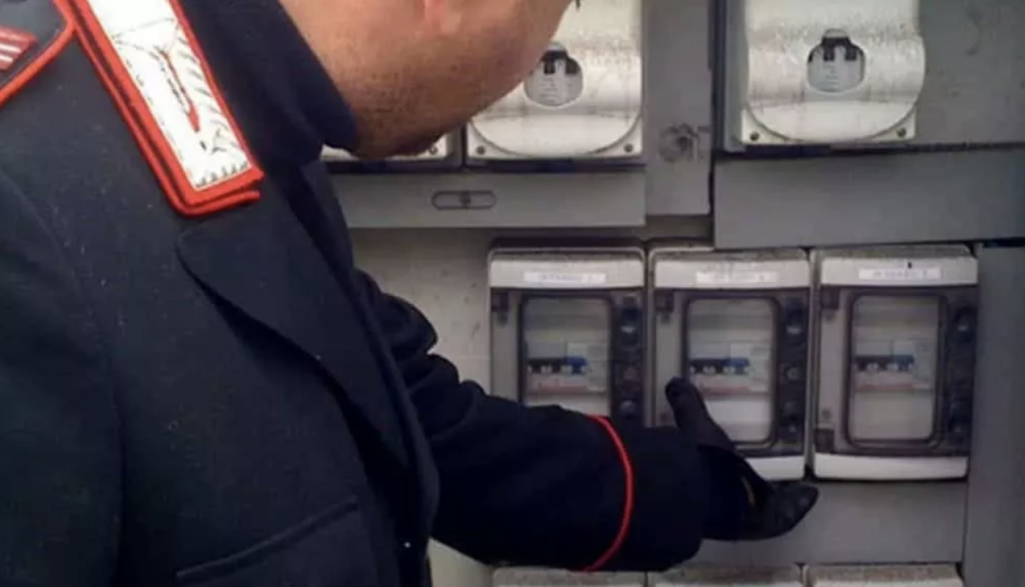 Furto di energia elettrica, un arresto e due denunce