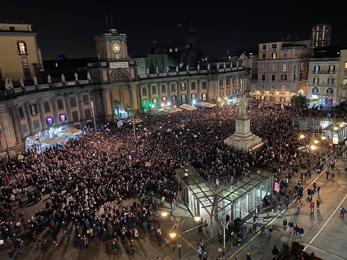 Migliaia di sardine in piazza Dante, si parte col pernacchio di Eduardo