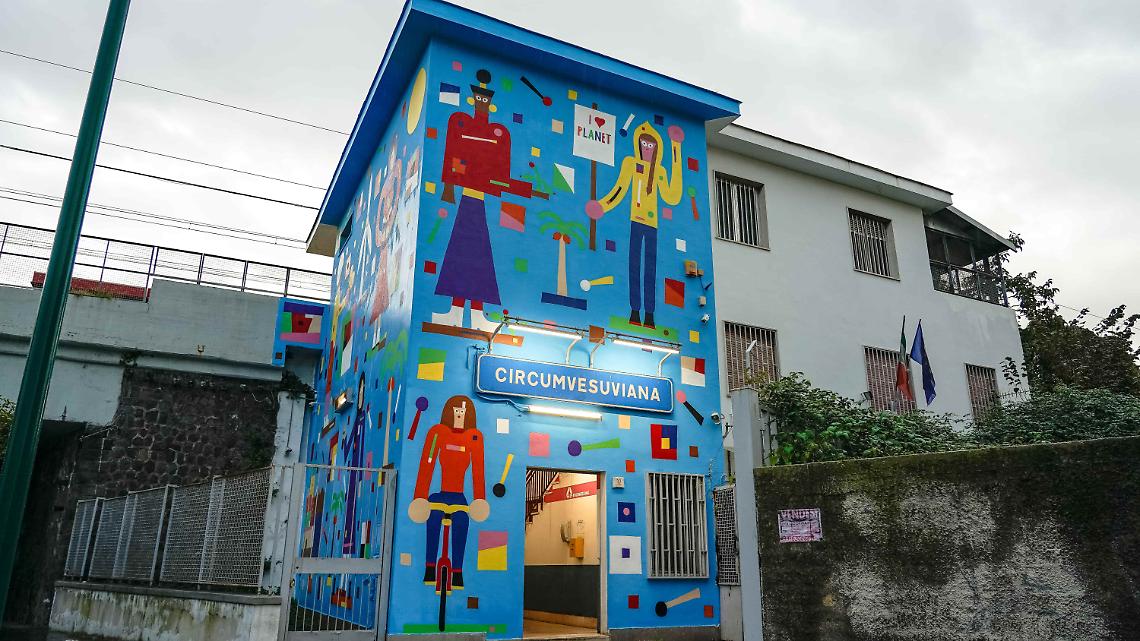 Murale di Geometric Bang colora la stazione Circum di Gianturco
