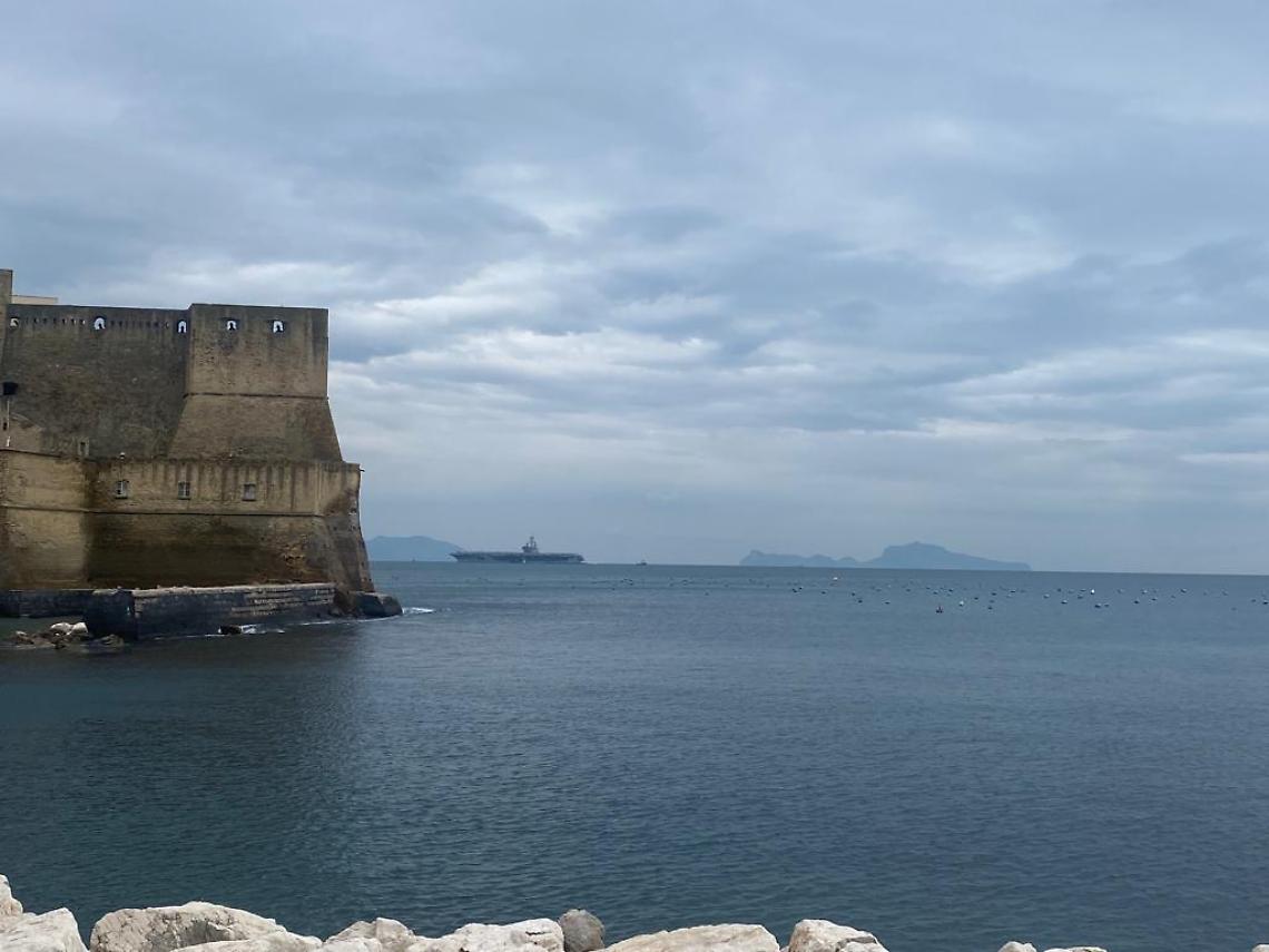 Portaerei americana nel golfo di Napoli