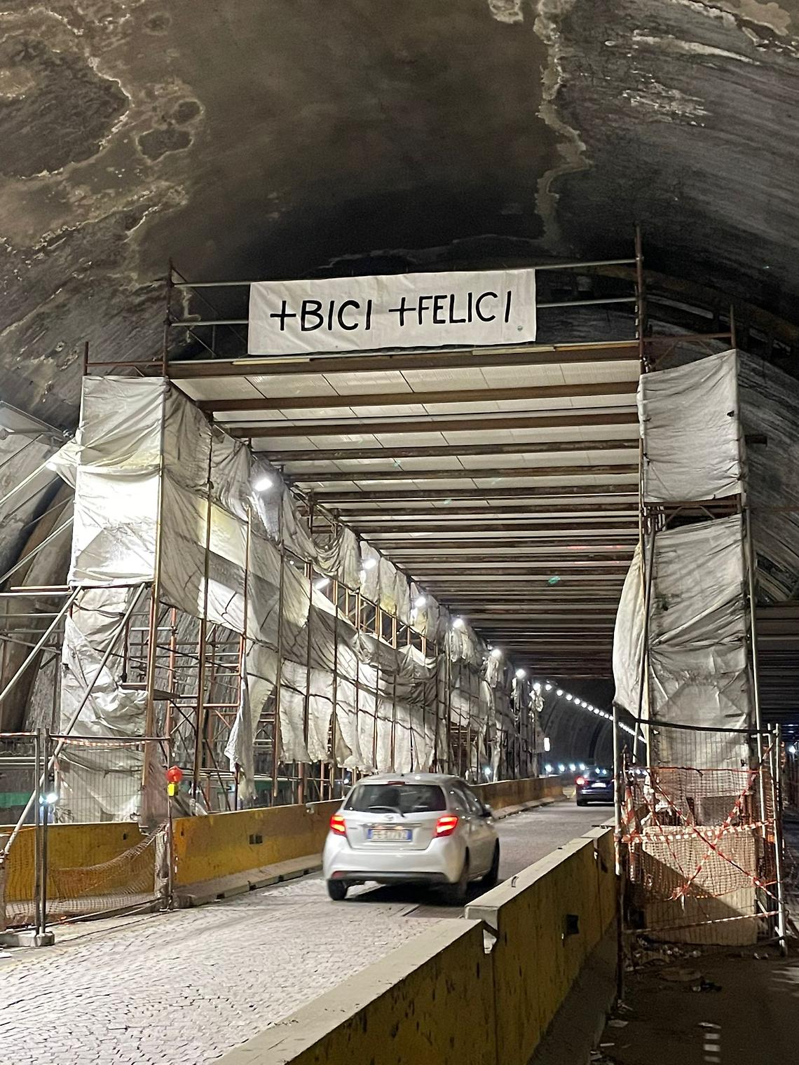 Ciclabile umana, flash mob a Napoli per una mobilità sostenibile