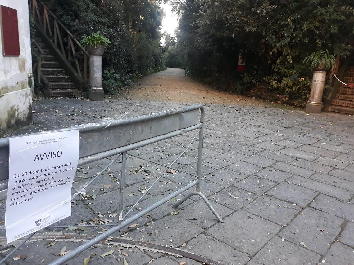 Villa Floridiana chiusa, monta la polemica: Verdi improvvisano info-point