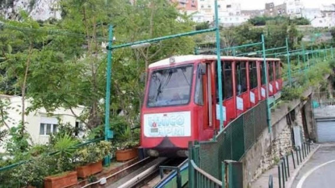 Un grosso ramo si abbatte sulla funicolare, panico a Capri: stop al servizio