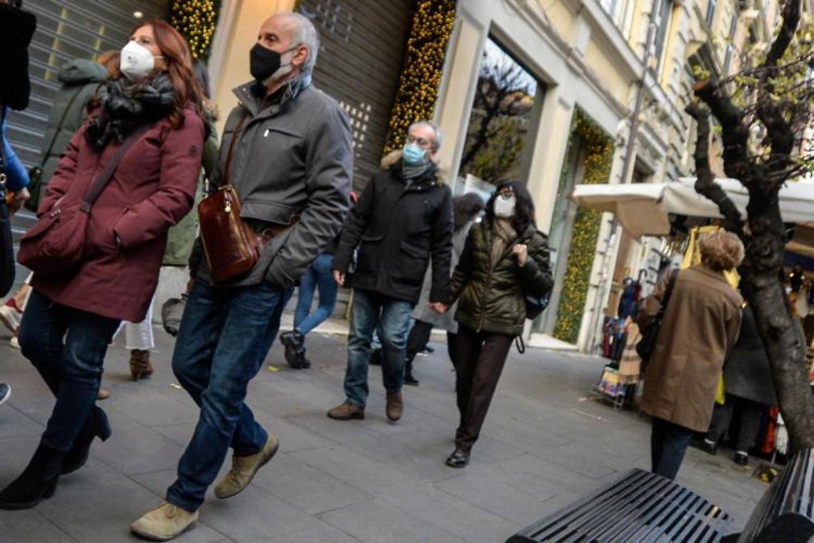 Covid, circolare ministero: «Se peggiora valutare mascherine al chiuso e lavoro da casa»