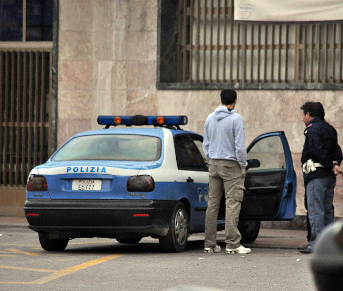 Traffico d’armi, 4 arresti: marito e moglie di San Giorgio a Cremano convertiti all’islam