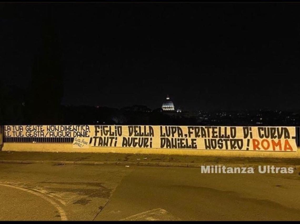 A Roma spunta striscione con dedica per De Santis, l'ultrà che uccise Ciro Esposito