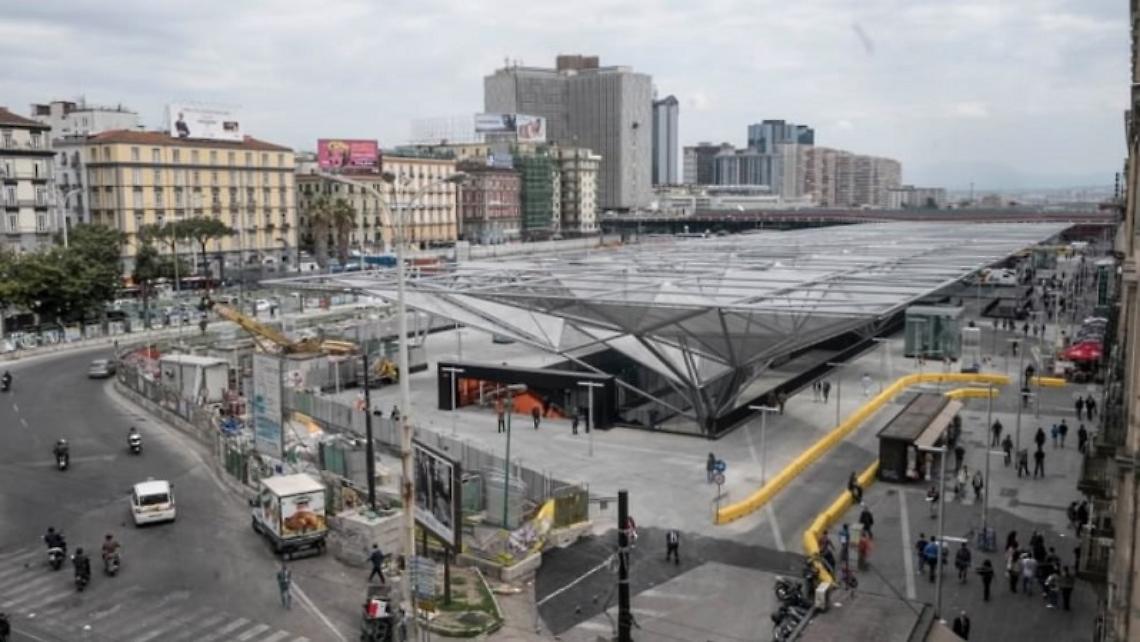 Piazza Garibaldi, tenta di rubare due giubbini: arrestato
