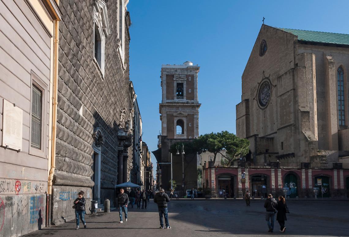 Imbratta le mura di Santa Chiara con bomboletta spray, denunciata