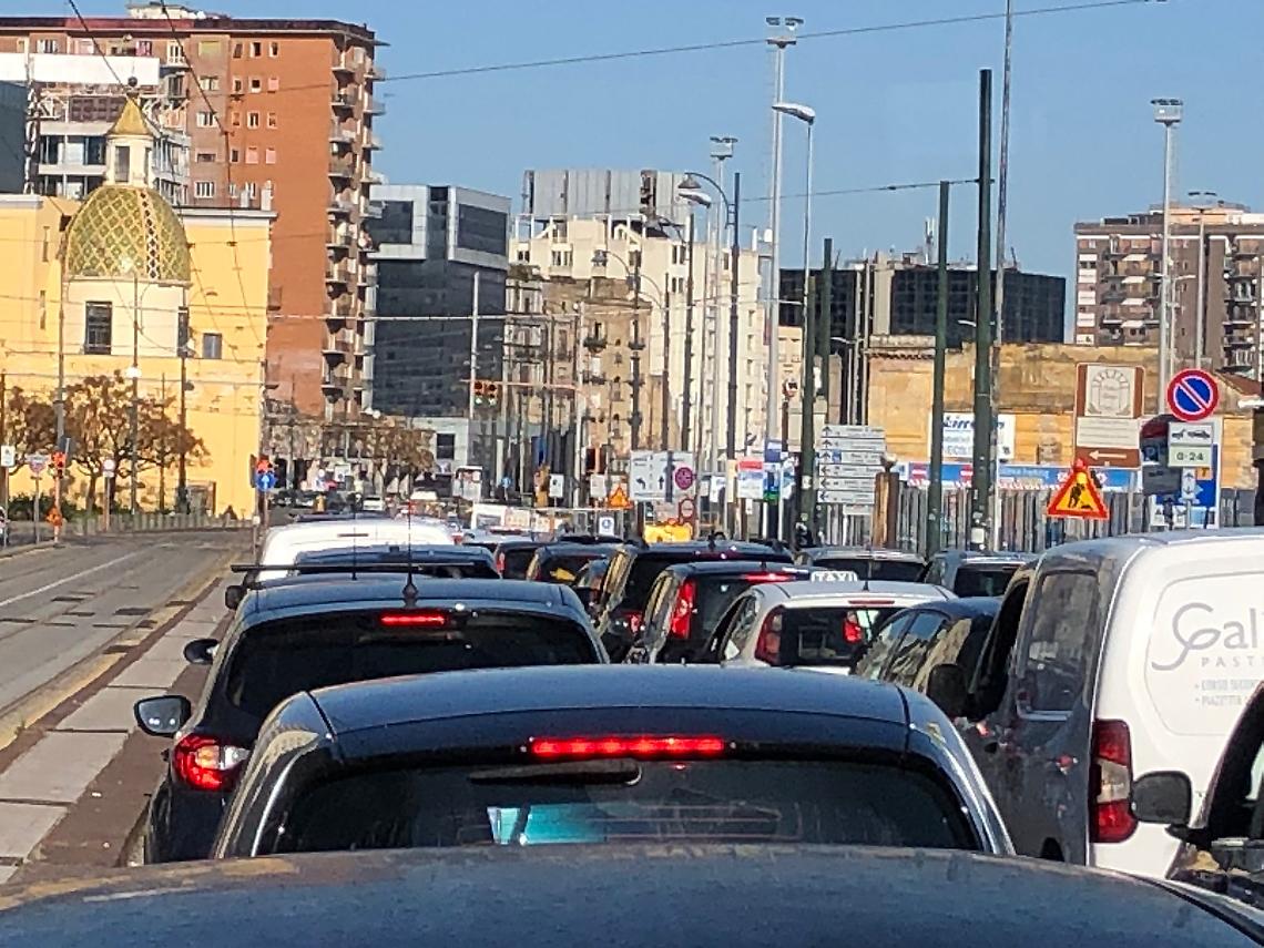 Napoli, cantiere in via Marina e galleria Vittoria chiusa: traffico in tilt