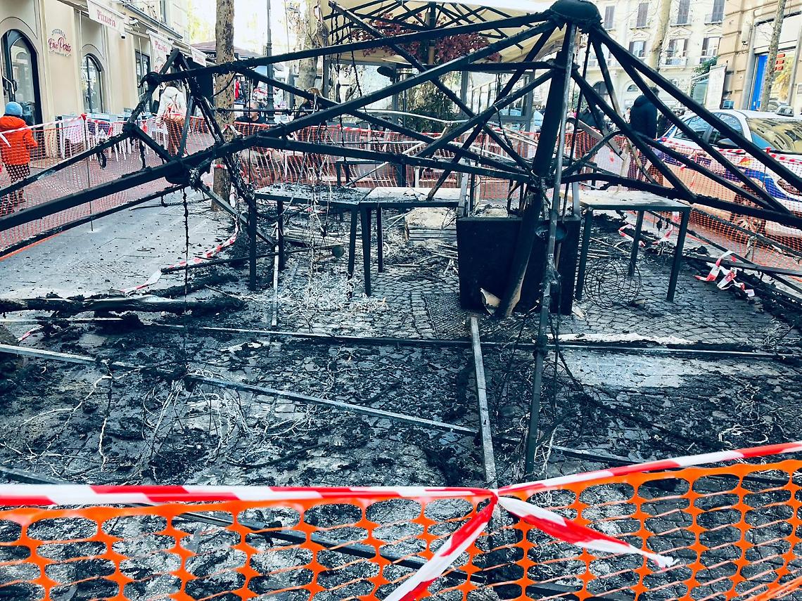 Gazebo della pizzeria distrutto da incendio, fermato ex dipendente