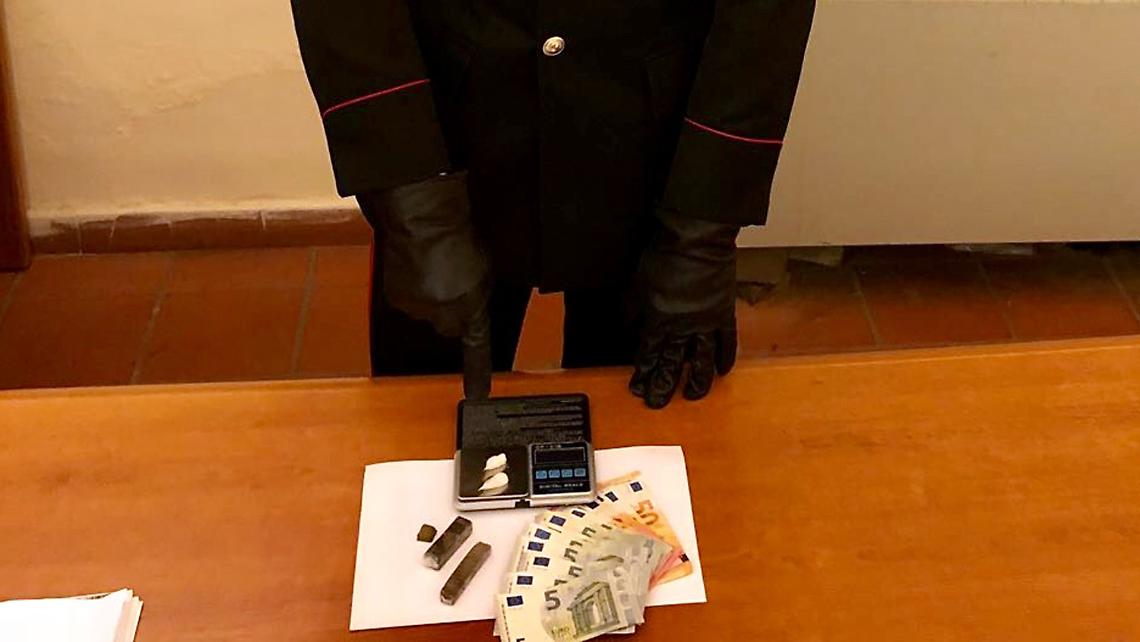 Tenta di liberarsi della droga lanciandola dall'auto, in manette