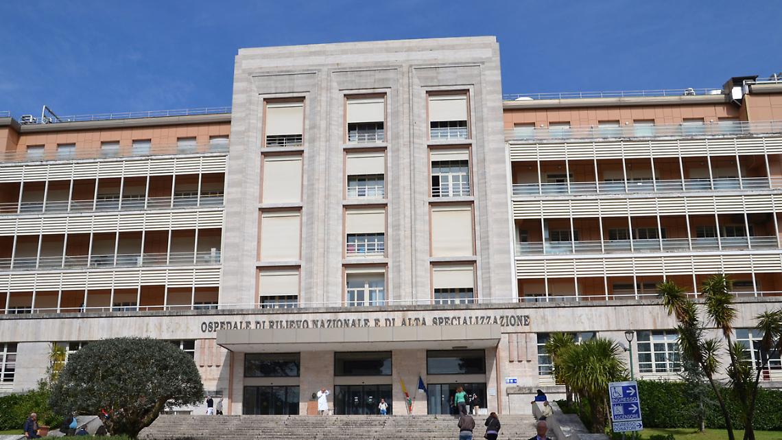 Giovedì Santo, l'arcivescovo celebra Messa al Monaldi