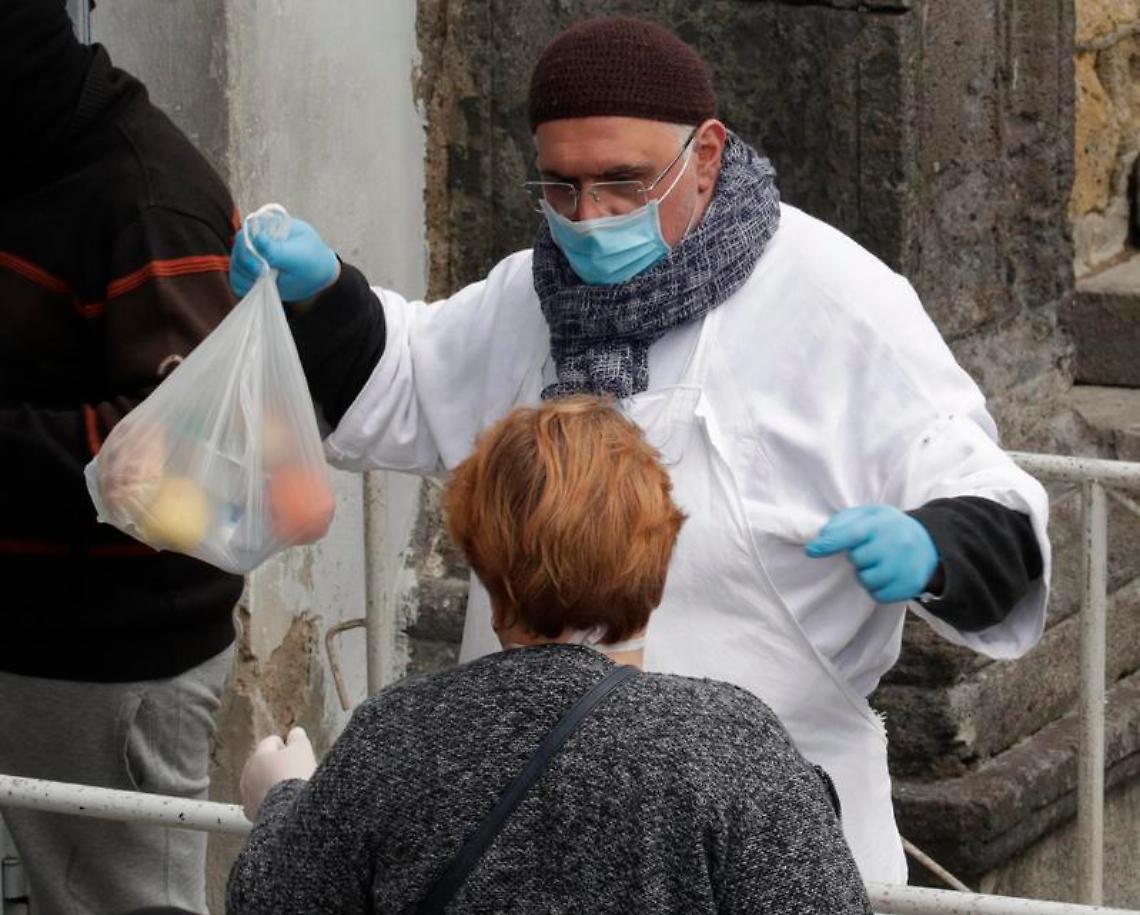 Anche tanti napoletani alla mensa del Carmine, «400 pasti al giorno»