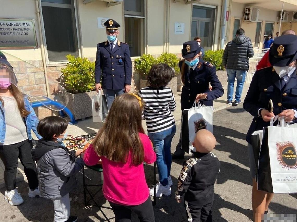 Napoli, poliziotti consegnano le uova di Pasqua ai bimbi del Santobono