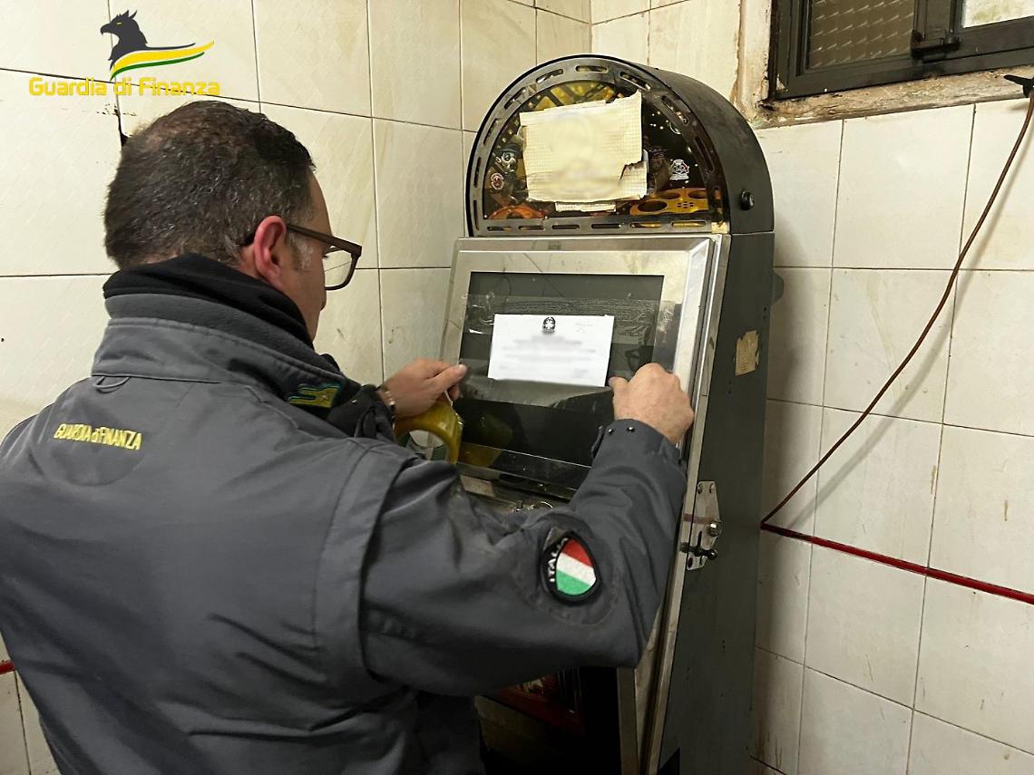 Gioco illegale, 7 denunce e 31 apparecchi sequestrati nel Napoletano