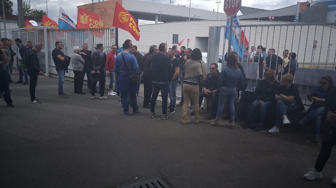 Whirlpool chiude il sito di Napoli, a rischio 480 posti di lavoro: sciopero in tutti gli stabilimenti