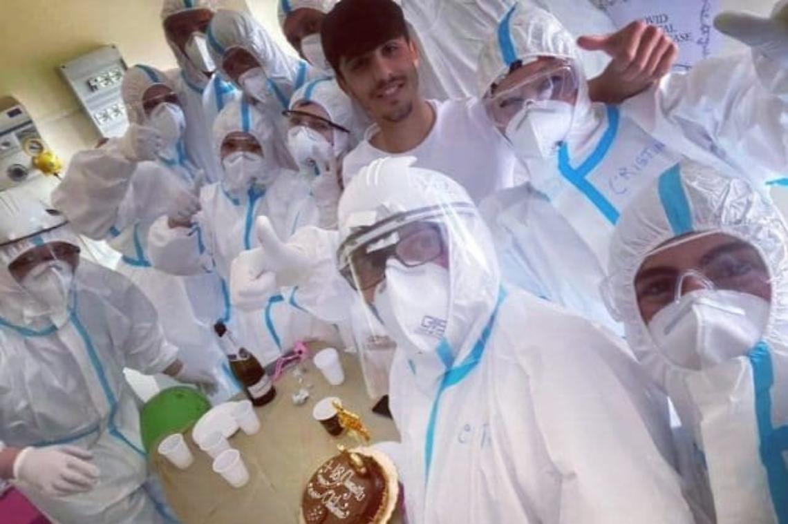Festeggia i 18 anni nel Covid Hospital: medici e infermieri organizzano festa a sorpresa