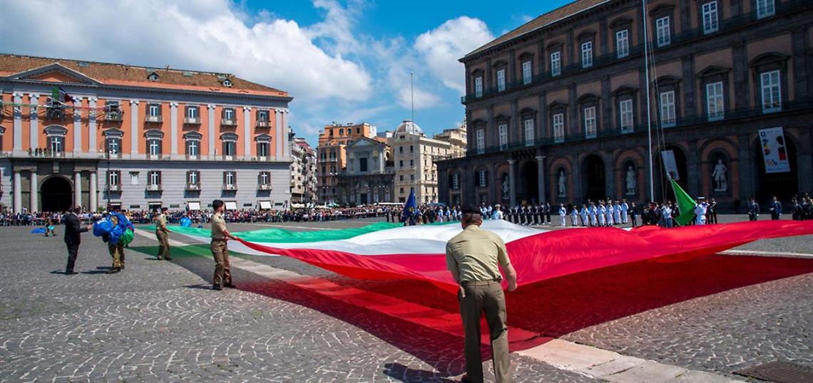 2 Giugno a Napoli, alzabandiera in piazza Plebiscito