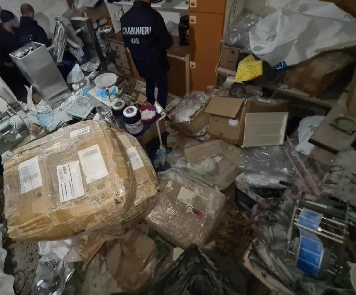 Scoperto un laboratorio clandestino di anabolizzanti e “droga dello stupro”