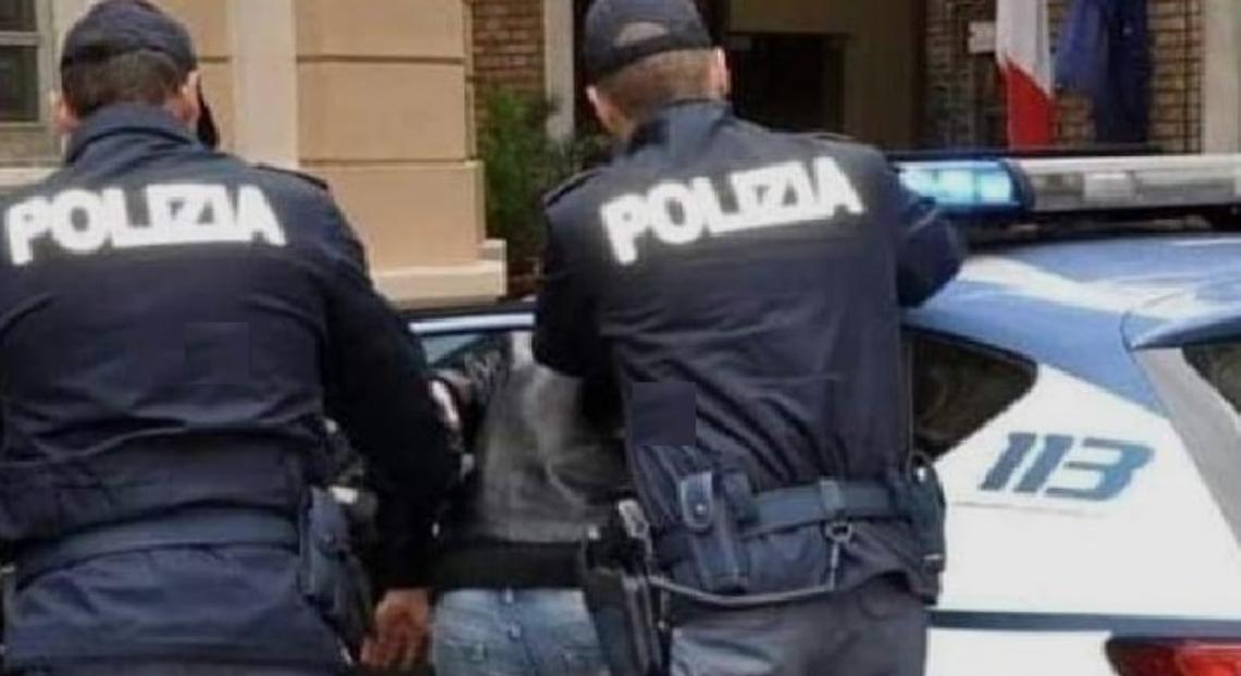 Minaccia e rapina gli assistenti sociali: arrestato