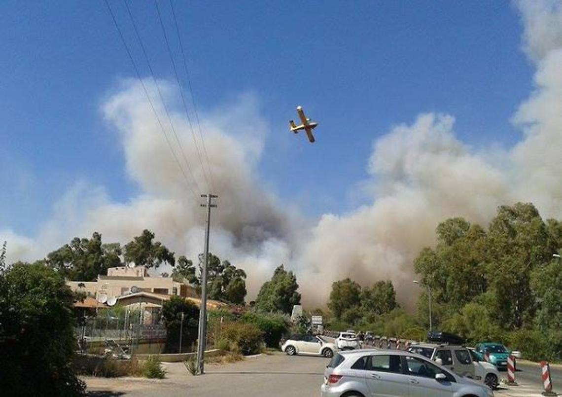 In fiamme isolotto di Mogadiscio a Olbia, pompieri bloccati 