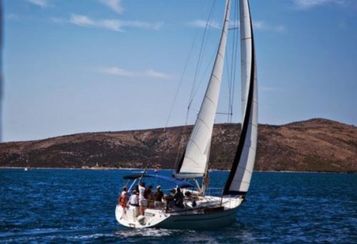 “Pirati" napoletani all'assalto delle Eolie, saccheggiata barca a vela