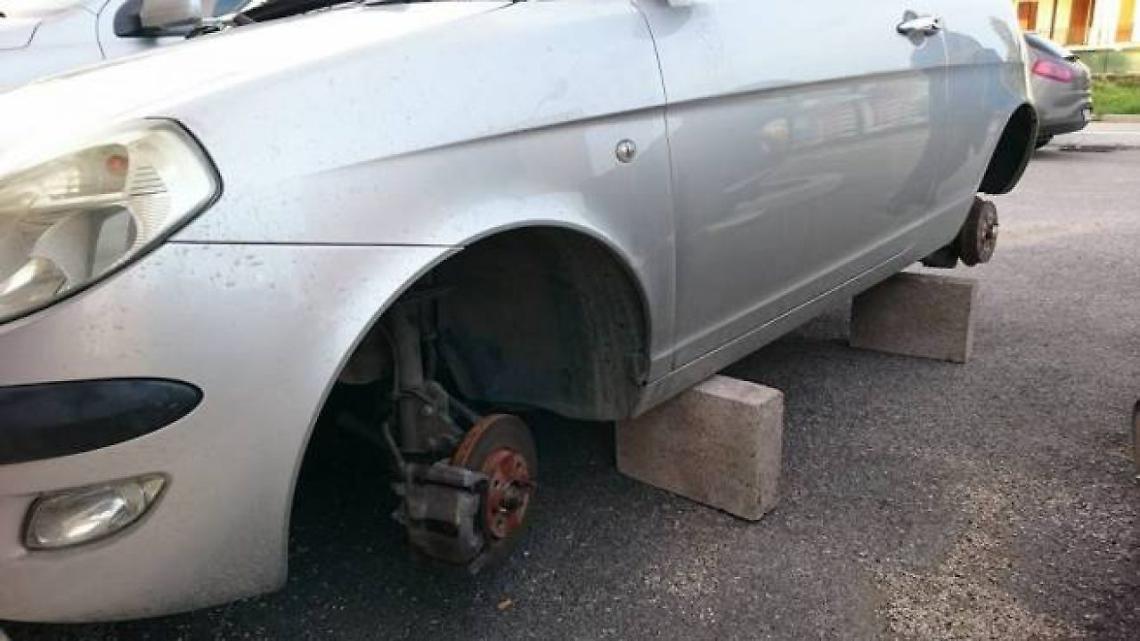 Furto di pneumatici in via Manzoni, due arresti