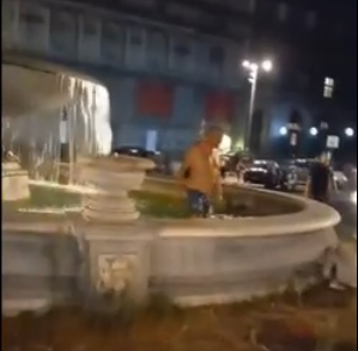 Turista fa il bagno nella fontana del carciofo