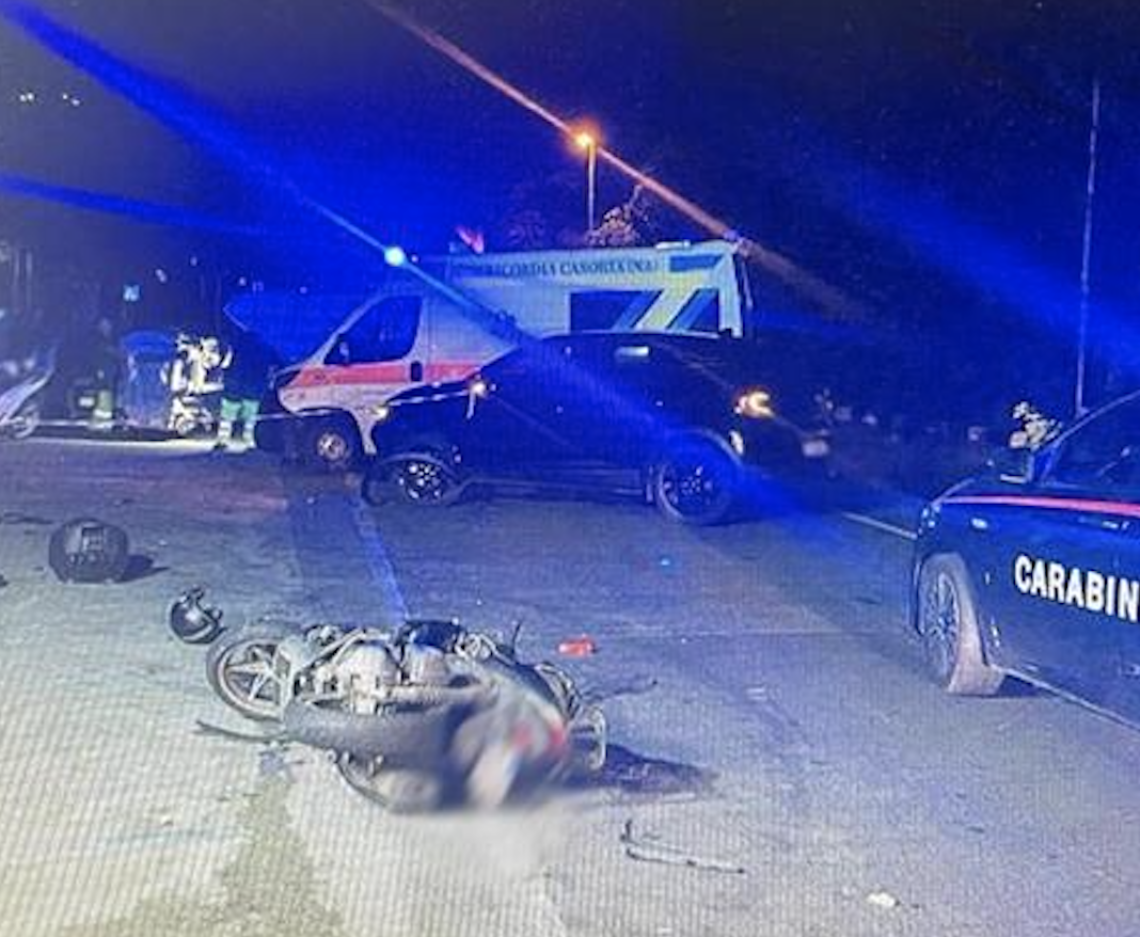 Schianto: morto centauro 42enne, 16enne ferita dal corpo dell'uomo