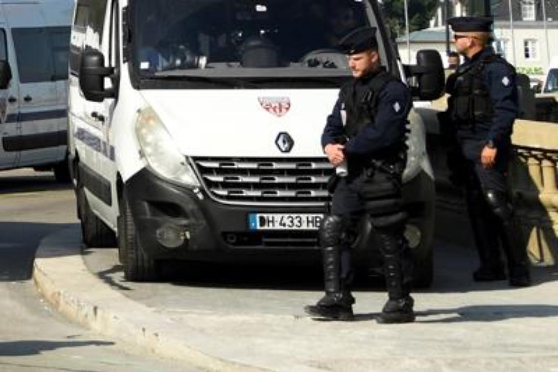 Lione, attacco con coltello e spiedo: un morto e nove feriti