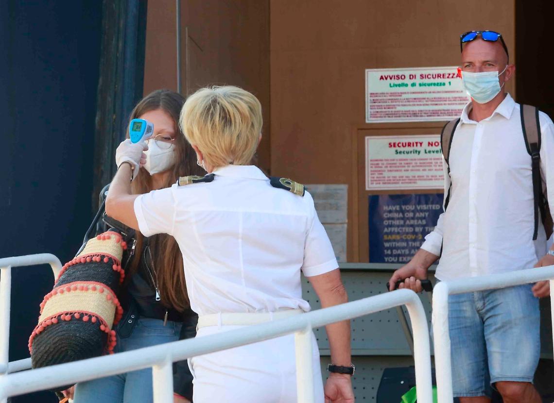 Campania nella morsa del virus: boom di contagi con il rientro dalle vacanze