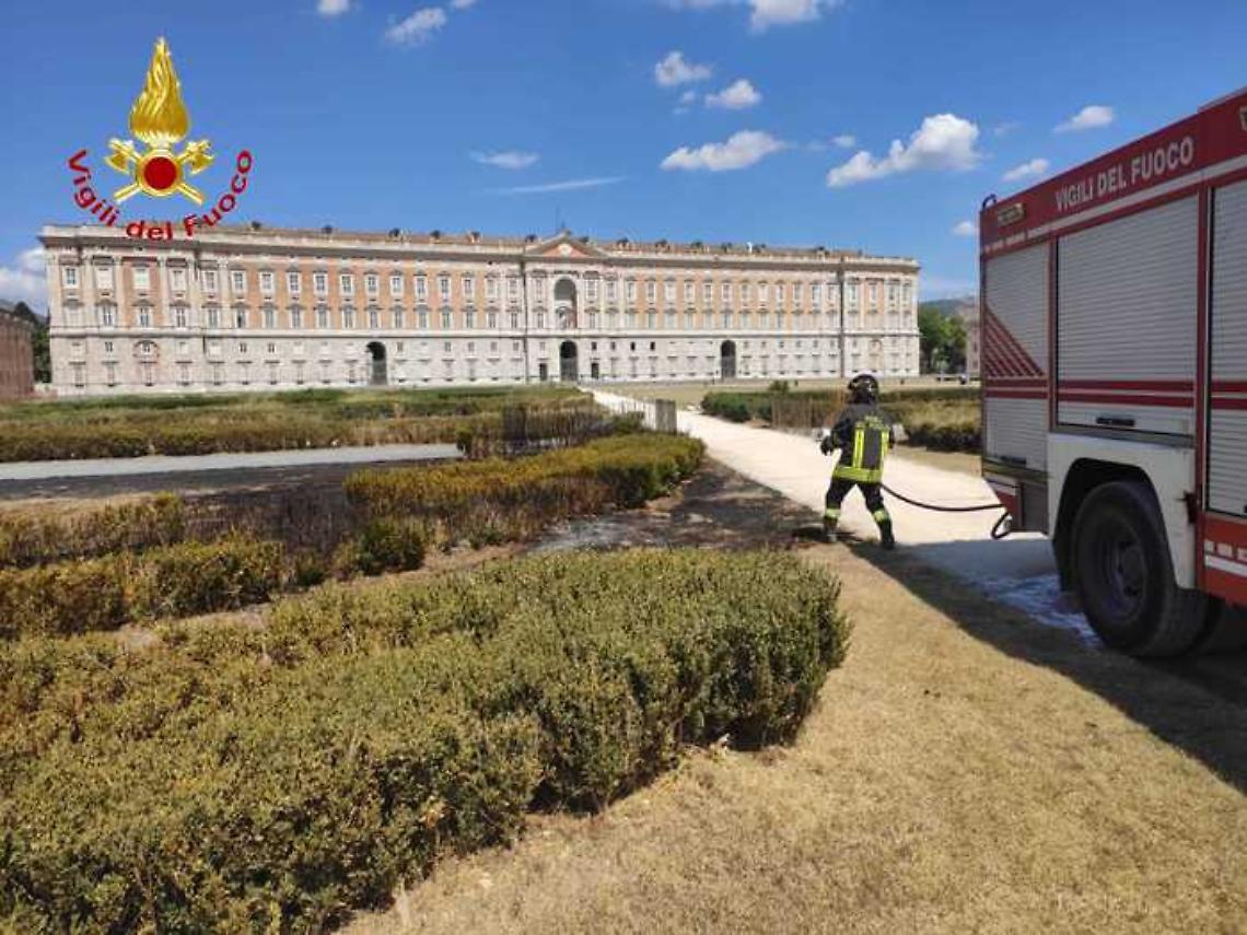 Reggia di Caserta, incendio nei giardini in piazza Carlo di Borbone