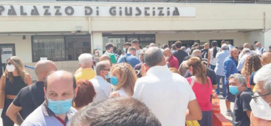 Assalto al tribunale, caos per chiudere le liste