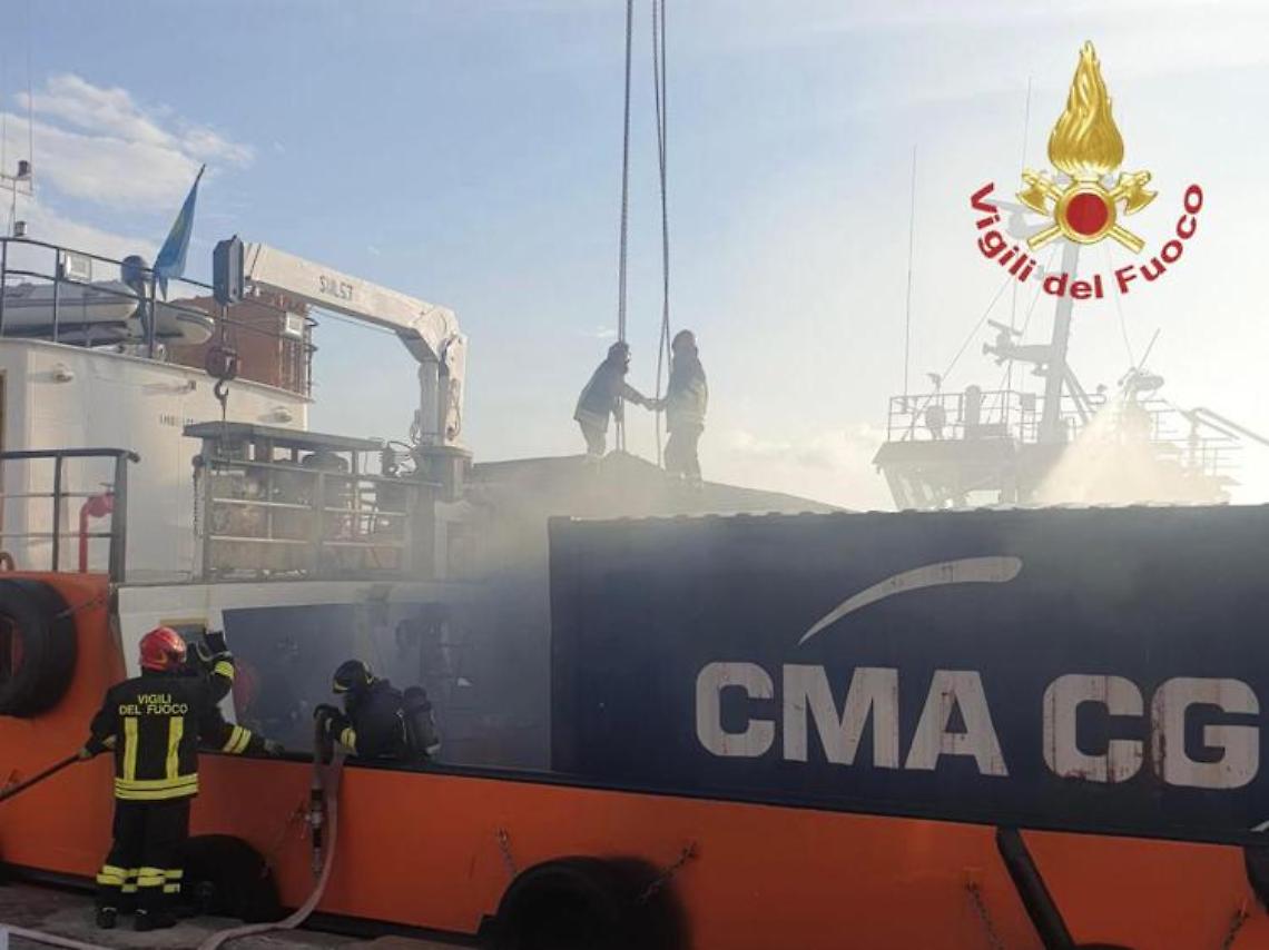 Crotone, esplosione e incendio in rimorchiatore: 3 morti