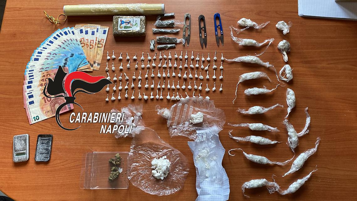 Tavola imbandita per confezionare droga, arrivano i carabinieri