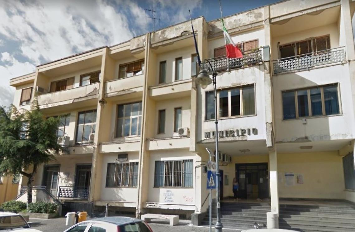 Frattaminore, blitz notturno nel Municipio e dai vigili: rubate le pistole