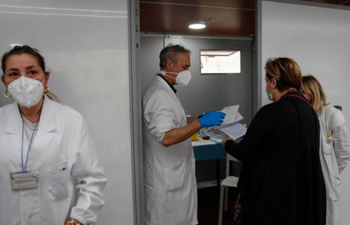 In Campania De Luca conferma l'obbligo di mascherina negli ospedali