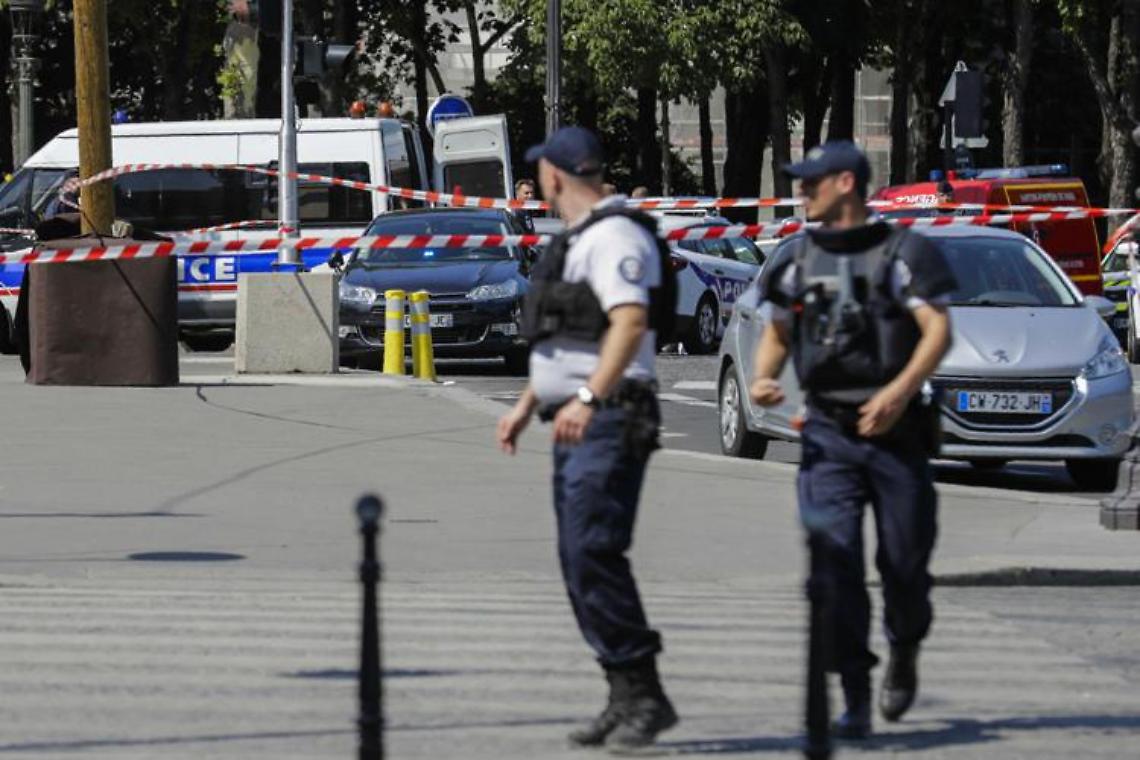 Parigi, donna urla "Allah Akbar" e minaccia di "far saltare tutto": polizia le spara