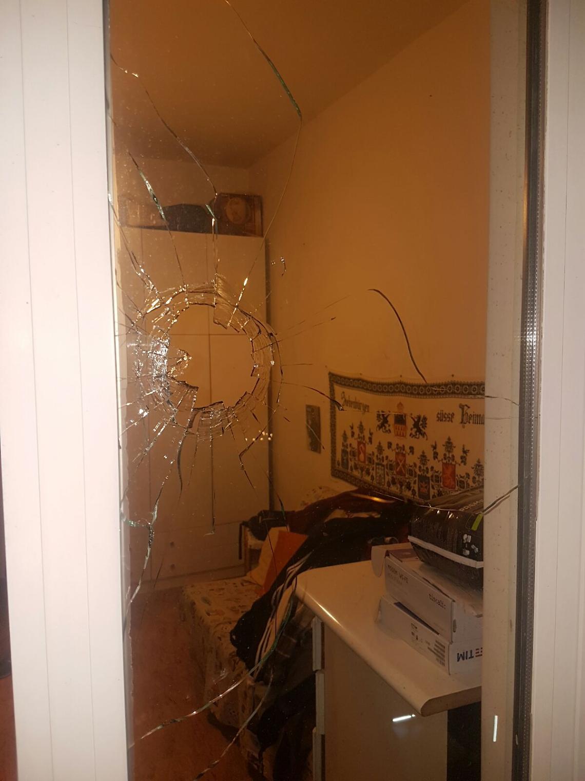 Panico a piazza Mazzini: colpo di pistola vagante arriva in casa