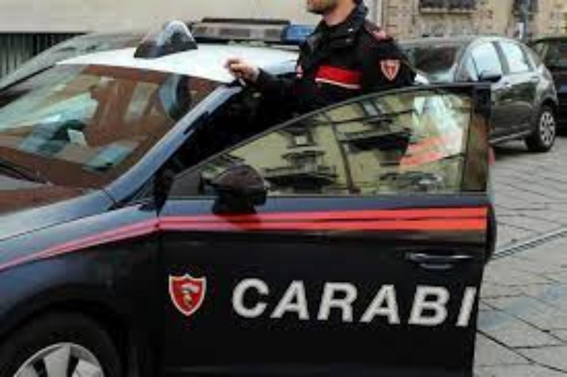 Fiamme in un palazzo, carabinieri salvano donna sulla sedia a rotelle