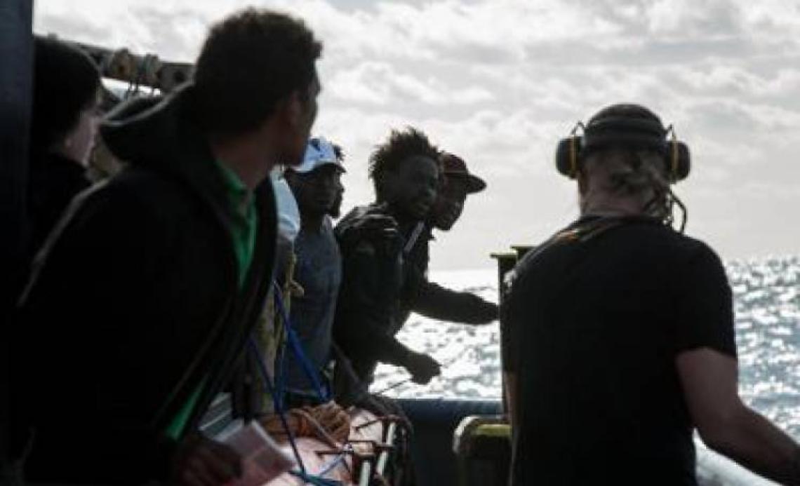 Segnalato un altro naufragio, più di cento morti. Open Arms: «Difficile trasferire i migranti in Spagna». In serata altri 8 sbarchi per motivi di salute