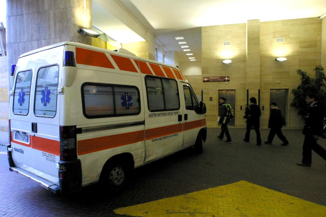 Tenta di strangolare una donna per un euro