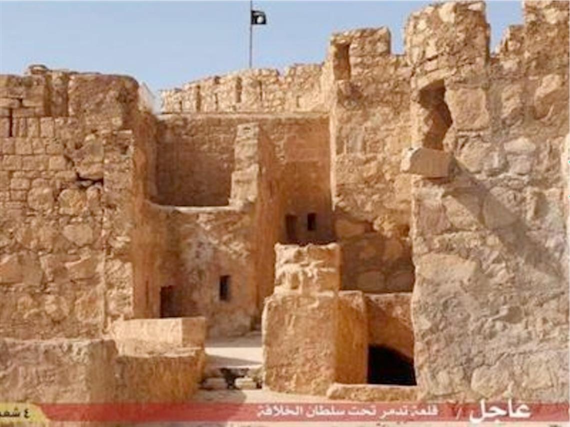 Bandiera nera dell'Isis sulle rovine di Palmira