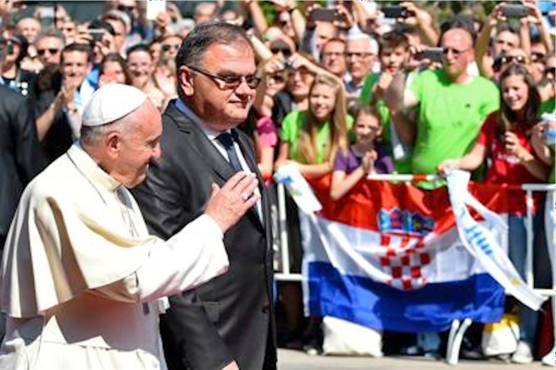 Il Papa a Sarajevo: «Basta con urla fanatiche <br>e di odio»