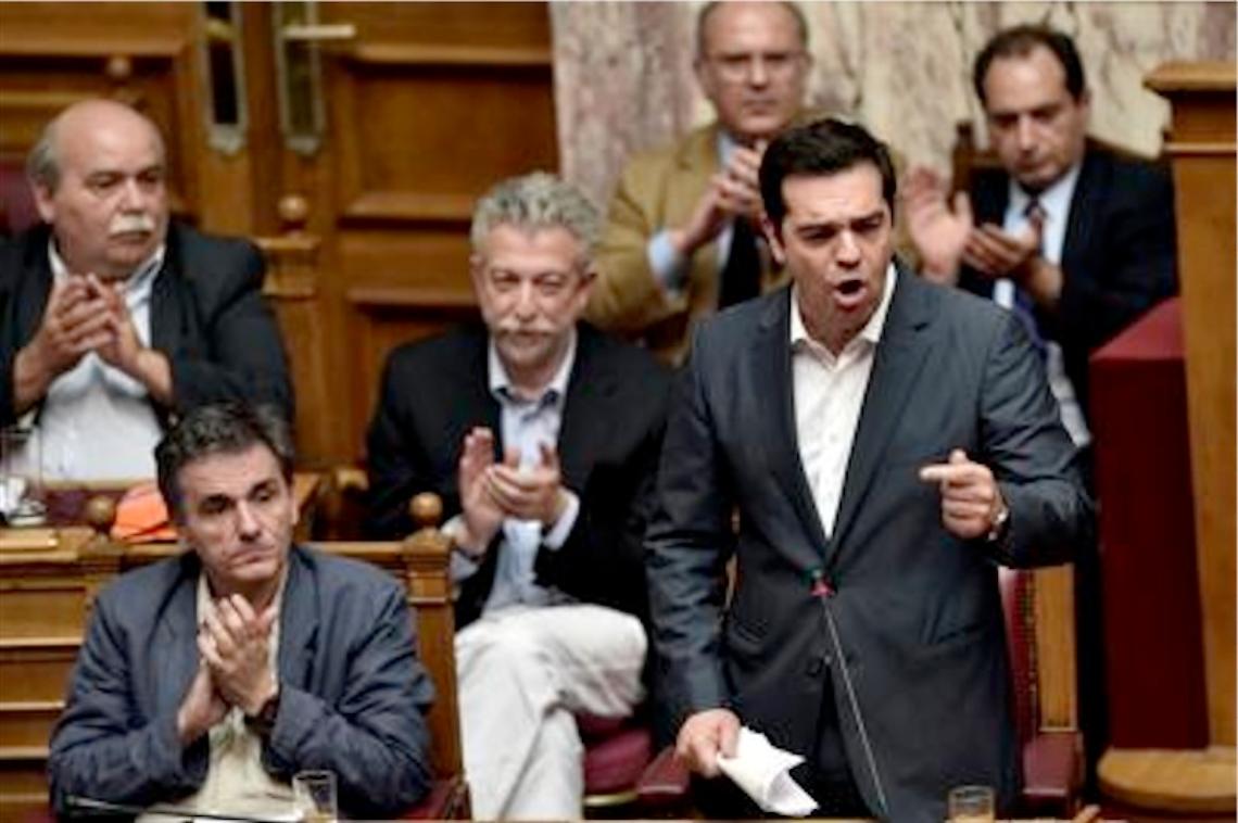Dall'Ue sì al salvataggio della Grecia, banche aperte lunedì