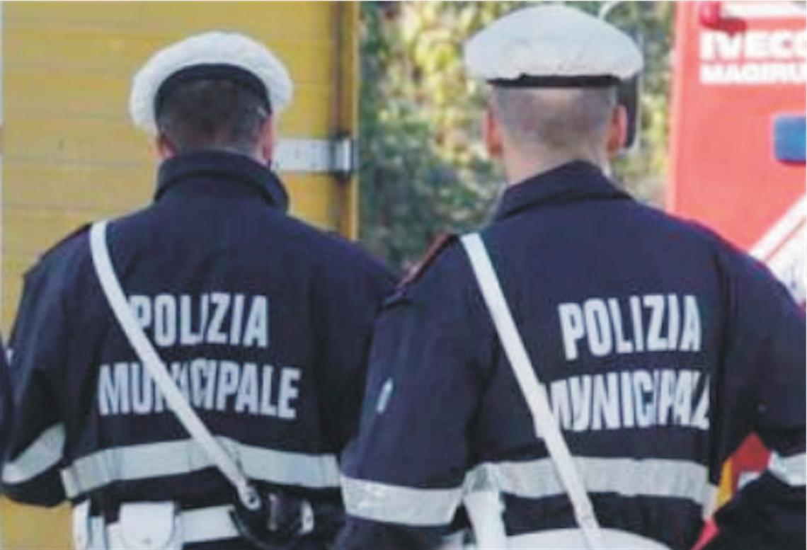 Portici, ruba portafogli alla maestra a scuola