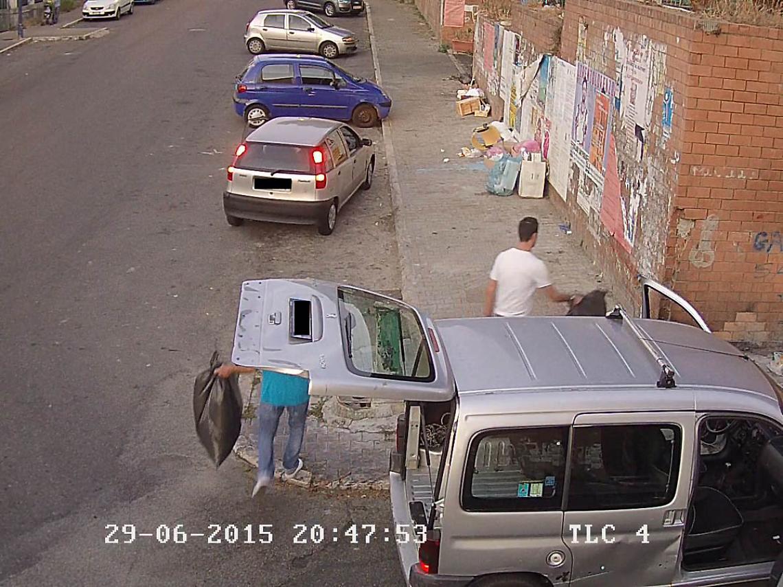 Pozzuoli, gettano rifiuti davanti all'isola ecologica: filmati e denunciati