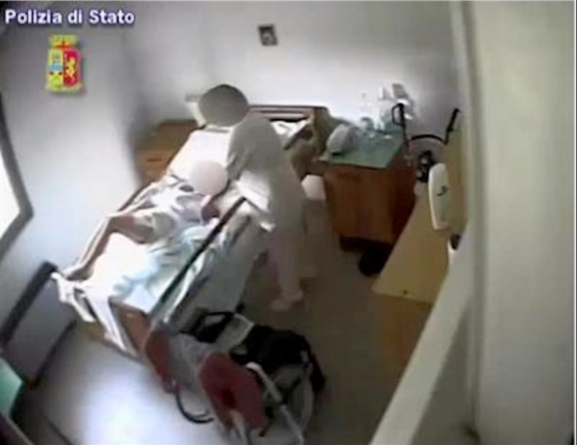 La casa degli orrori: anziani picchiati, insultati e derubati